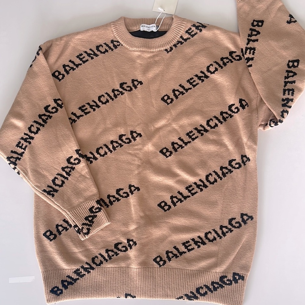 Super soft, luxurious, over sied sweater 🖤